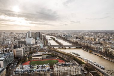 Paris şehri ve Seine Nehri Eiffel Tower havadan görünümü.