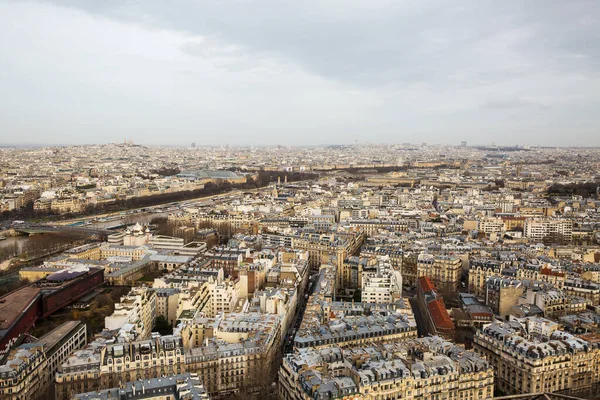 パリ市街とエッフェル塔からセーヌ川の航空写真 — ストック写真