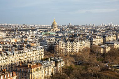Paris şehri ve Seine Nehri Eiffel Tower havadan görünümü.