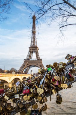 Paris Eyfel Kulesi 'nin ünlü manzarası Seine nehrinin girişinden .