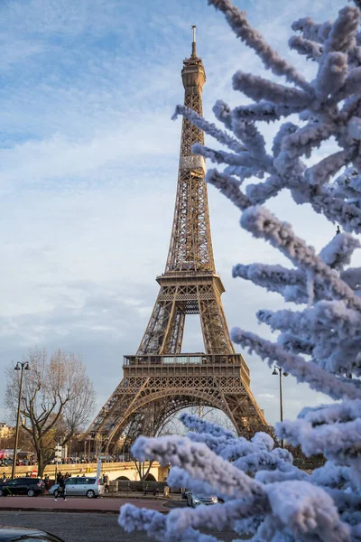 法国巴黎 2019年12月15日 巴黎街道 在阴雨天可以看到著名的巴黎艾菲尔铁塔 — 图库照片
