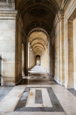 Sütunlu ünlü Louvre Müzesi manzarası .