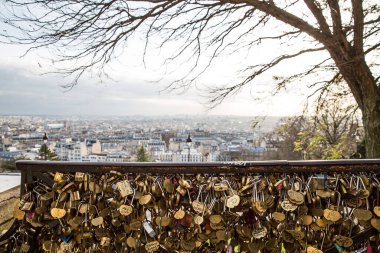 Paris, Fransa - 17 Aralık 2019: Monmartre 'den Paris' in korkuluklara kilitlenmiş hava manzarası .
