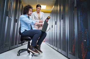 Genç teknisyen sunucularda çalışma