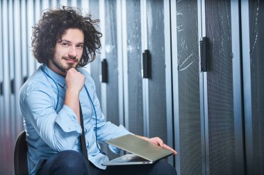 Genç teknisyen sunucularda çalışma