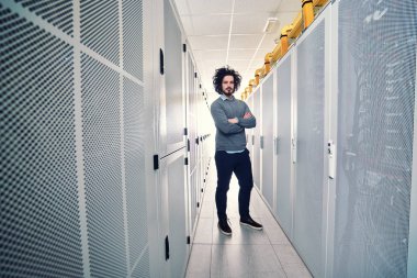 Genç teknisyen beyaz sunucu odasına çalışma