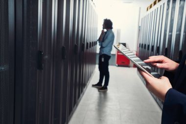 Tablet üzerinde çalışan. Sunucu odası insanlarda