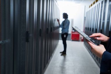 Tablet üzerinde çalışan. Sunucu odası insanlarda