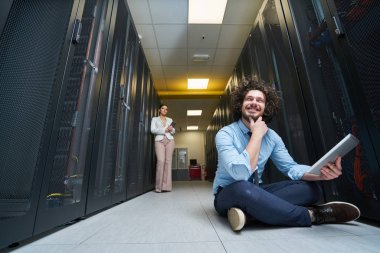 Genç teknisyen sunucularda çalışma