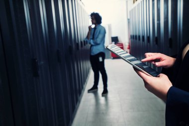 Tablet üzerinde çalışan. Sunucu odası insanlarda