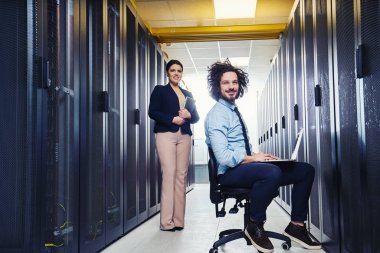 sunucu bakım bir veri merkezinde çalışan iki genç teknisyen