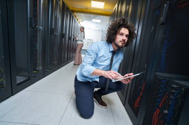 Genç teknisyen sunucularda çalışma