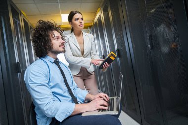 Genç teknisyen sunucularda çalışma