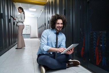 Genç teknisyen sunucularda çalışma