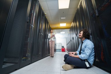 Genç teknisyen sunucularda çalışma