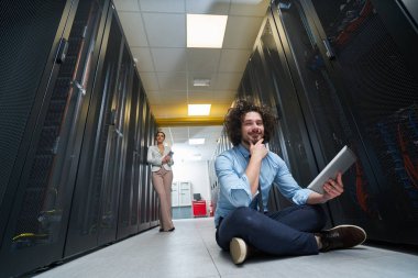 Genç teknisyen sunucularda çalışma