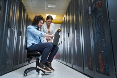 Genç teknisyen sunucularda çalışma