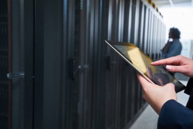 Tablet üzerinde çalışan. Sunucu odası insanlarda