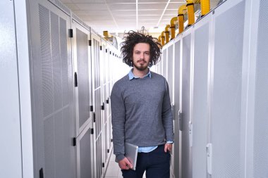 Genç teknisyen beyaz sunucu odasına çalışma