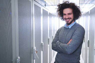 Genç teknisyen sunucularda çalışma