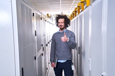 Genç teknisyen beyaz sunucu odasına çalışma