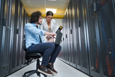 Genç teknisyen sunucularda çalışma