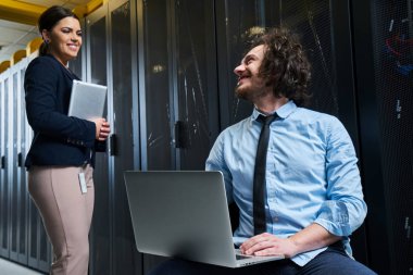 sunucu bakım bir veri merkezinde çalışan iki genç teknisyen