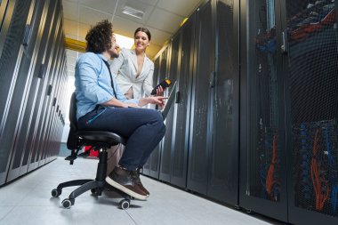 Genç teknisyen sunucularda çalışma