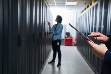 Tablet üzerinde çalışan. Sunucu odası insanlarda