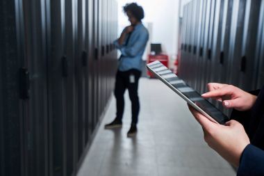 Tablet üzerinde çalışan. Sunucu odası insanlarda