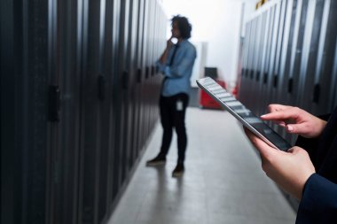 Tablet üzerinde çalışan. Sunucu odası insanlarda