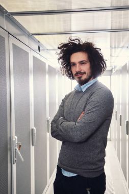 Genç teknisyen sunucularda çalışma