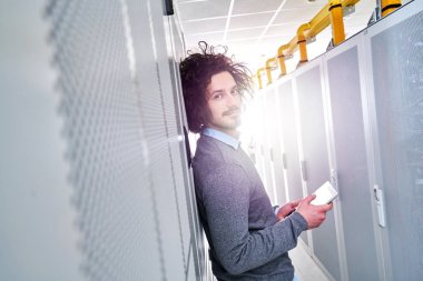 Genç teknisyen beyaz sunucu odasına çalışma