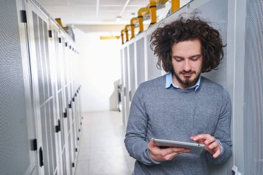 Genç teknisyen sunucularda çalışma