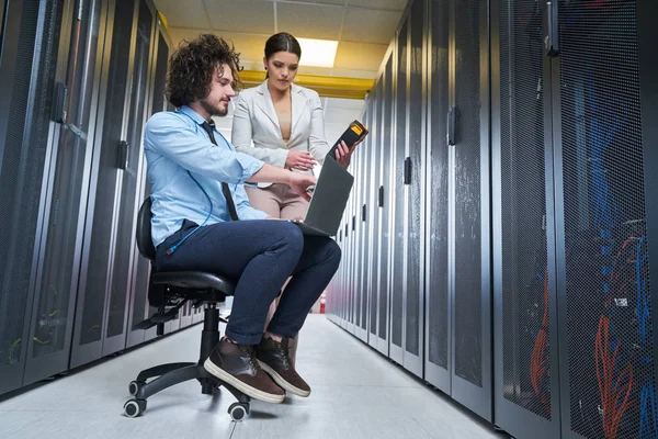 Genç teknisyen sunucularda çalışma