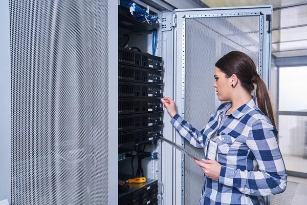 Technicienne Travaillant Sur Maintenance Serveur Dans Salle Des Serveurs Blanche — Photo