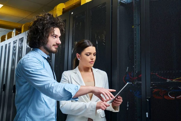 Jóvenes Técnicos Trabajando Servidores — Foto de Stock