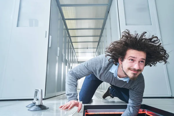 Young Man Fixing Something Floor Hatch Data Center Servers — Stock Photo, Image