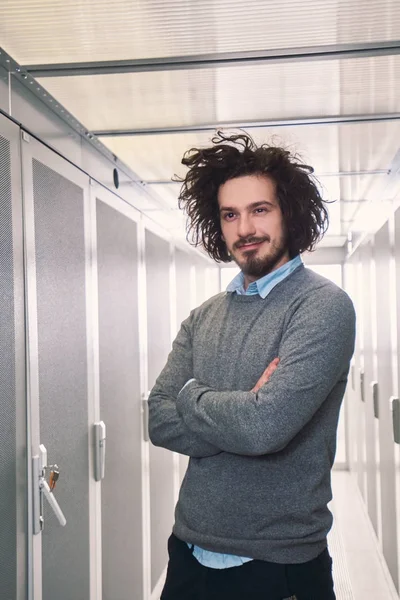 Genç teknisyen sunucularda çalışma