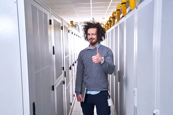 Genç teknisyen beyaz sunucu odasına çalışma