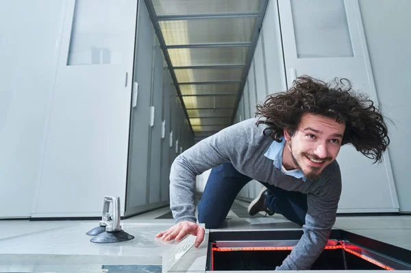 Young Man Fixing Something Floor Hatch Data Center Servers — Stock Photo, Image