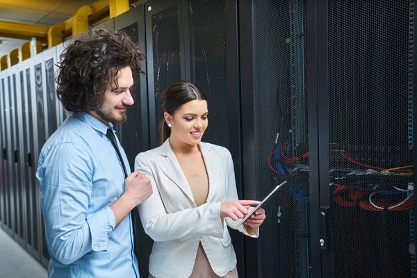 Genç teknisyen sunucularda çalışma