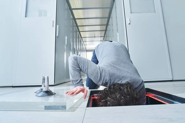 Young Man Fixing Something Floor Hatch Data Center Servers — Stock Photo, Image