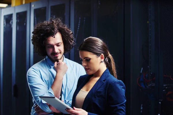 sunucu bakım bir veri merkezinde çalışan iki genç teknisyen