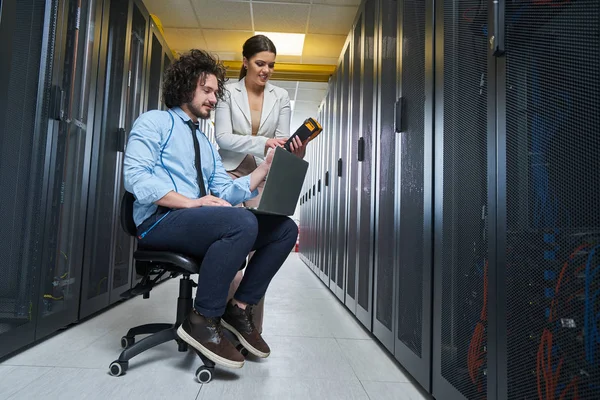 Genç teknisyen sunucularda çalışma