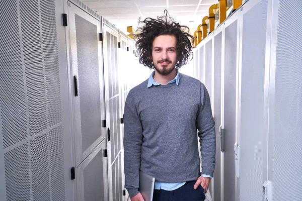 Genç teknisyen beyaz sunucu odasına çalışma