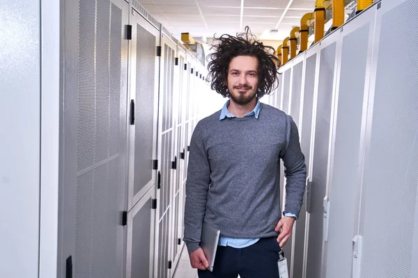 Genç teknisyen beyaz sunucu odasına çalışma
