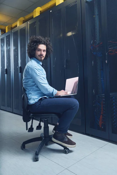 Genç teknisyen sunucularda çalışma