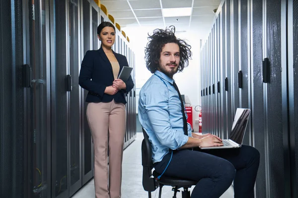Två Unga Tekniker Som Arbetar Ett Datacenter Server Underhåll — Stockfoto