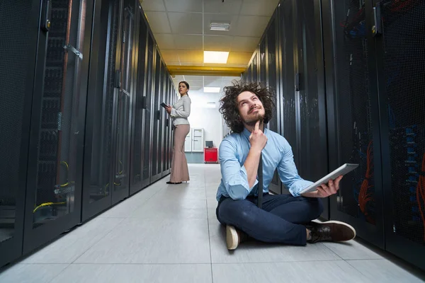 Genç teknisyen sunucularda çalışma